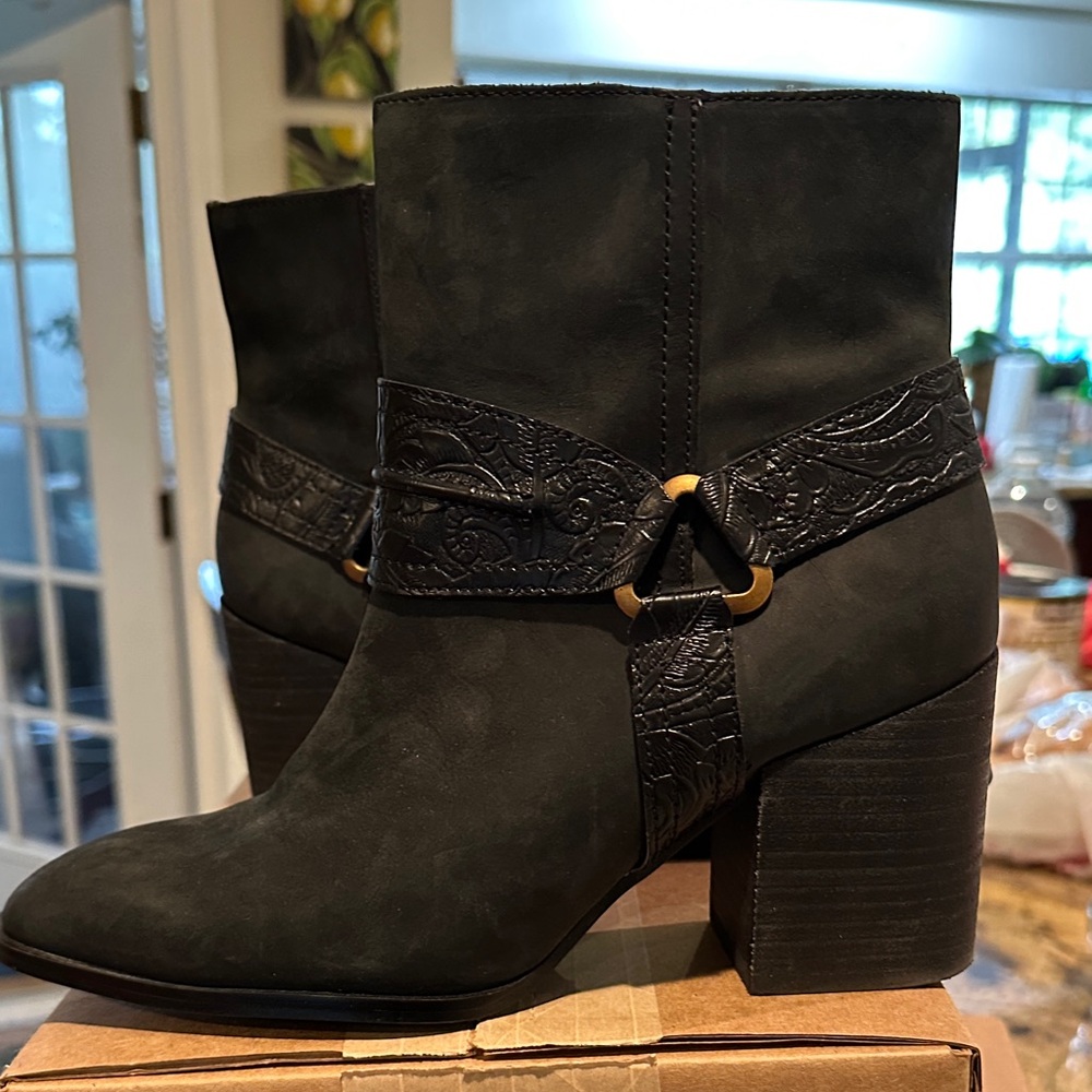 Vionic Carnelia black leather ankle boot, 3.25" block heel, size 8 - Picture 2 of 6